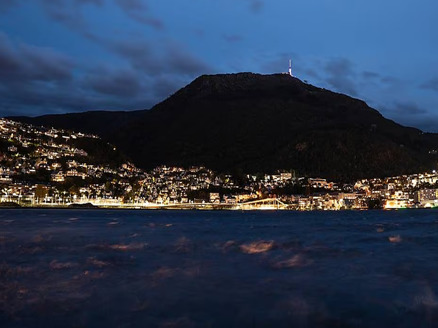 NY DATO: Ulriken og vannet